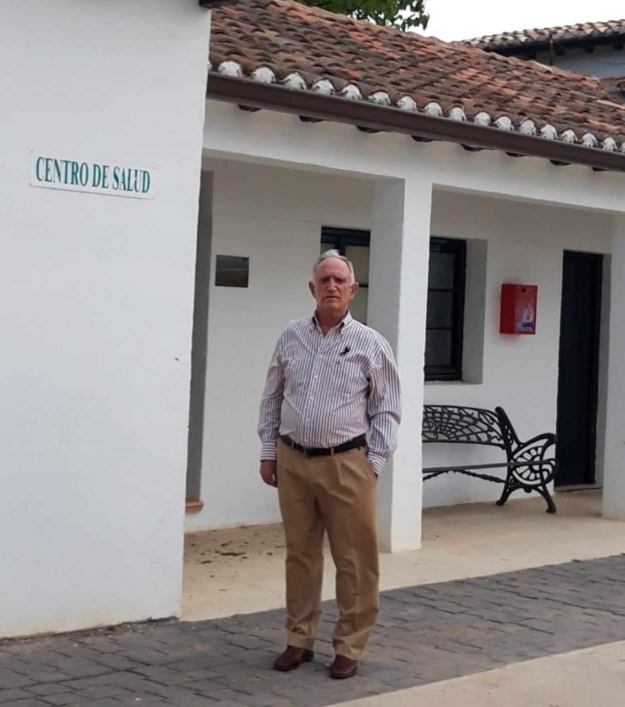Joaquín Yusta, alcalde de Cidamón, delante del centro de salud del municipio riojalteño. 