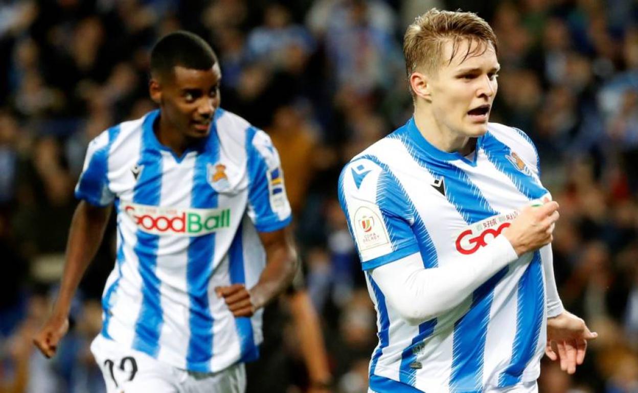 El realista Odegaard, con Isak al fondo, celebra su gol al Mirandés en la semifinales de la Copa. 