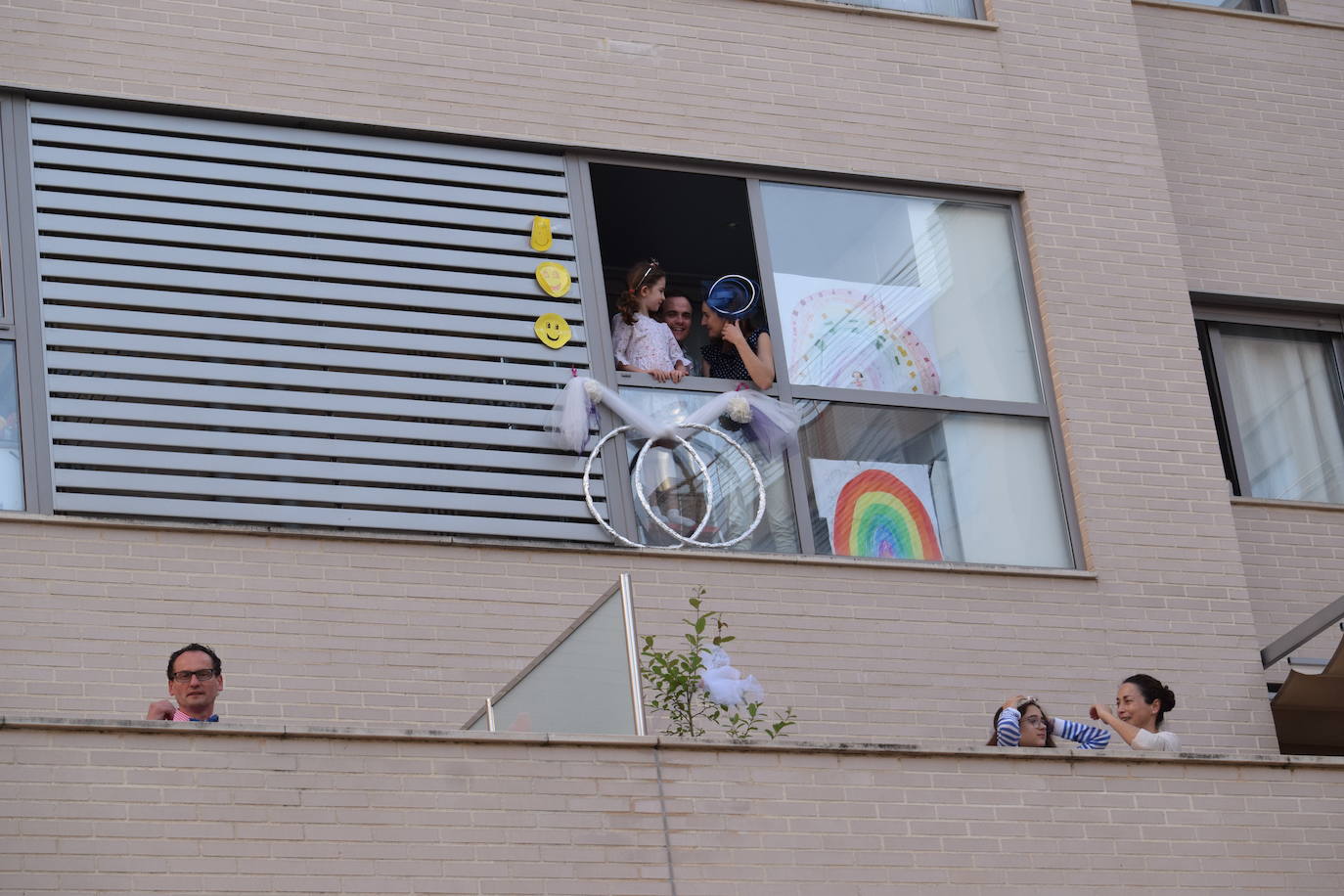 Los ciudadanos no faltan a su cita en los balcones, esta vez con un evento muy especial en urbanización electra