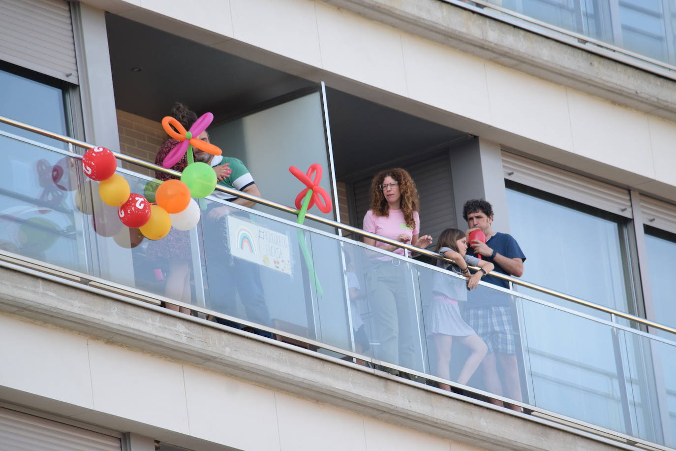 Los ciudadanos no faltan a su cita en los balcones, esta vez con un evento muy especial en urbanización electra