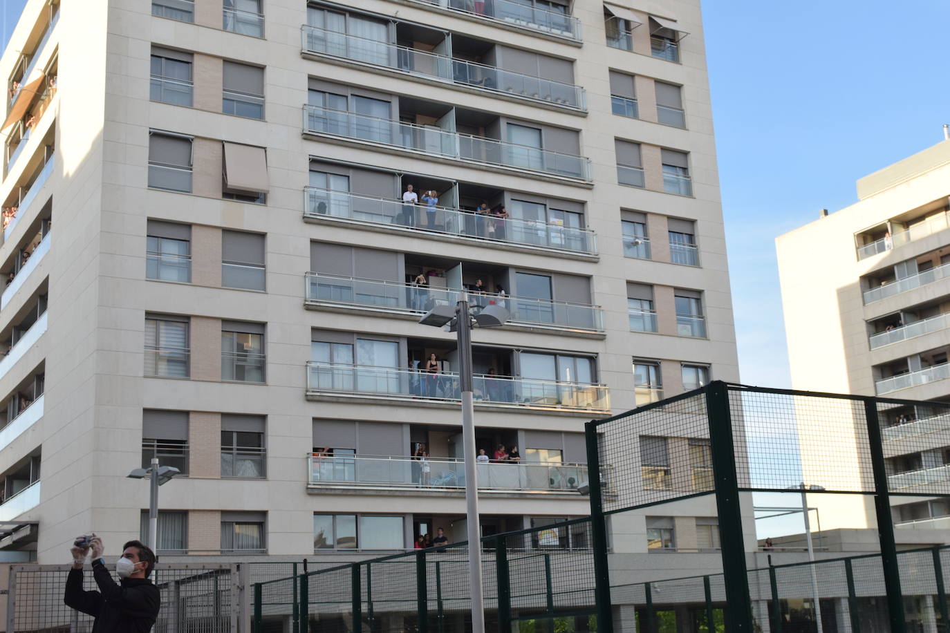 Los ciudadanos no faltan a su cita en los balcones, esta vez con un evento muy especial en urbanización electra