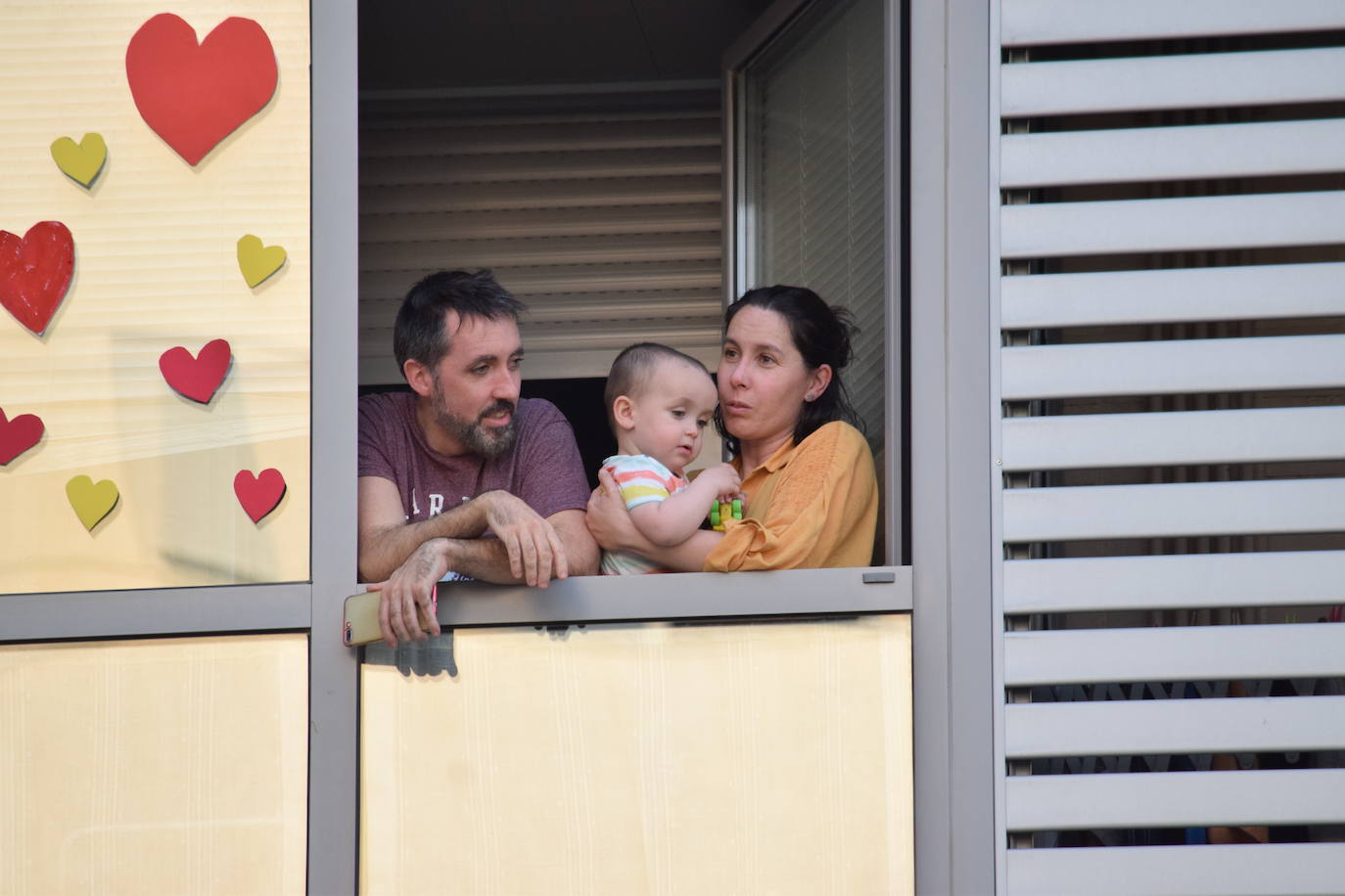 Los ciudadanos no faltan a su cita en los balcones, esta vez con un evento muy especial en urbanización electra