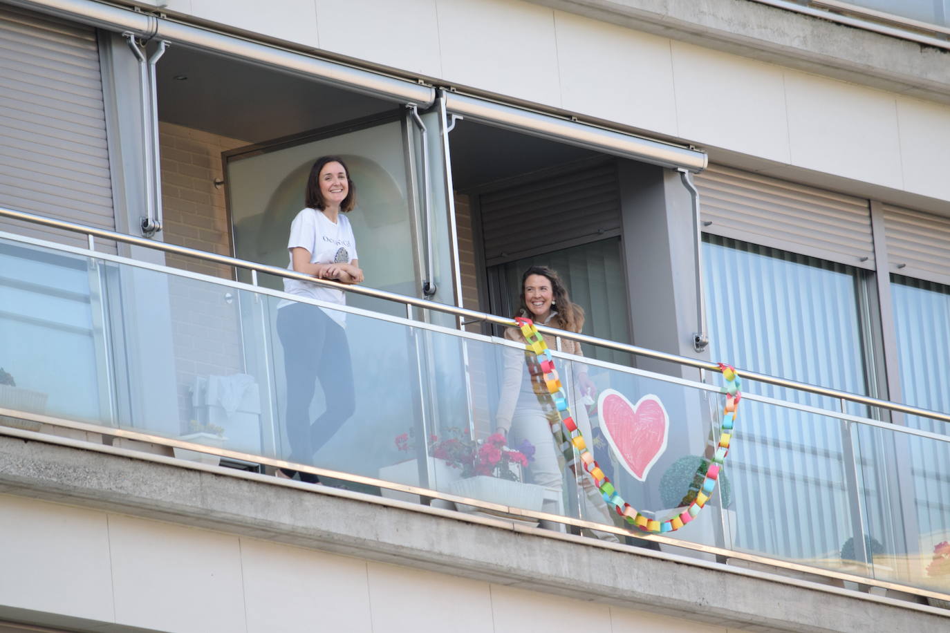 Los ciudadanos no faltan a su cita en los balcones, esta vez con un evento muy especial en urbanización electra