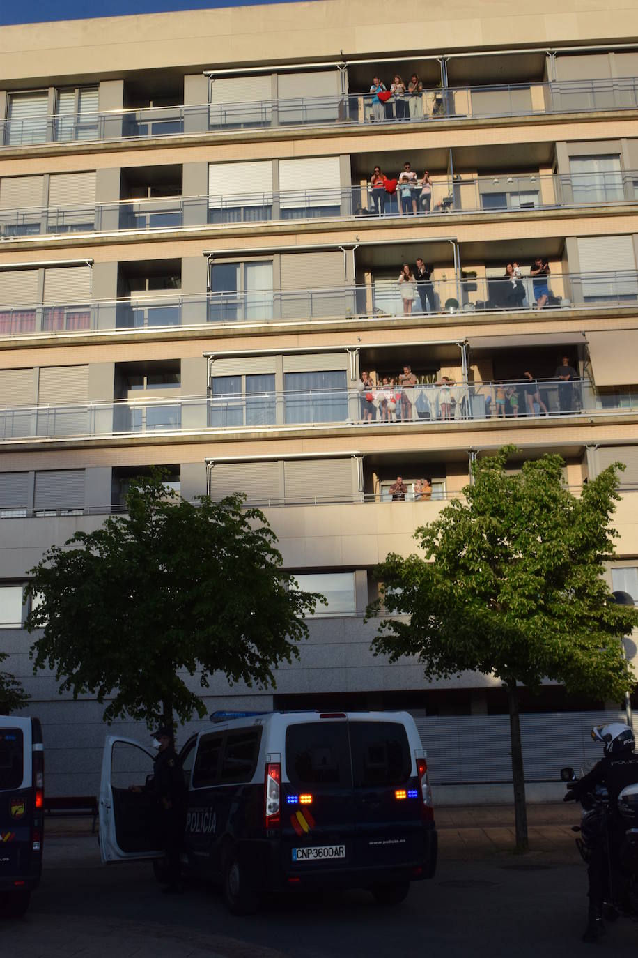 Los ciudadanos no faltan a su cita en los balcones, esta vez con un evento muy especial en urbanización electra