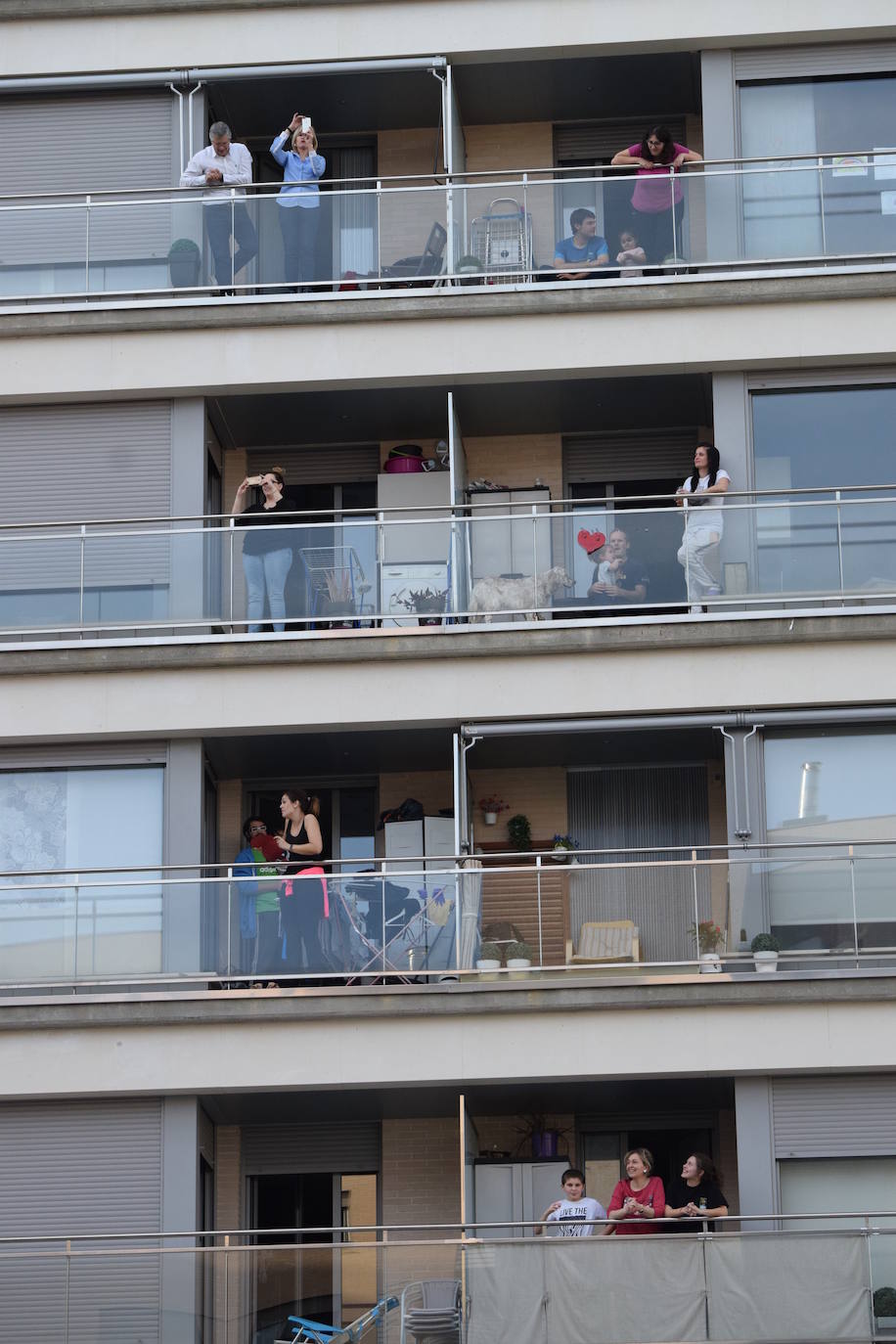 Los ciudadanos no faltan a su cita en los balcones, esta vez con un evento muy especial en urbanización electra