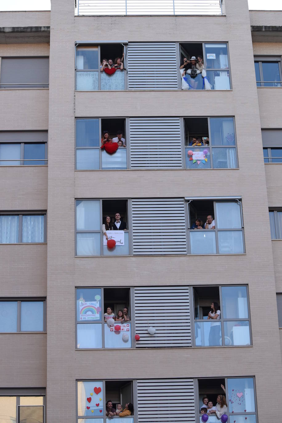 Los ciudadanos no faltan a su cita en los balcones, esta vez con un evento muy especial en urbanización electra