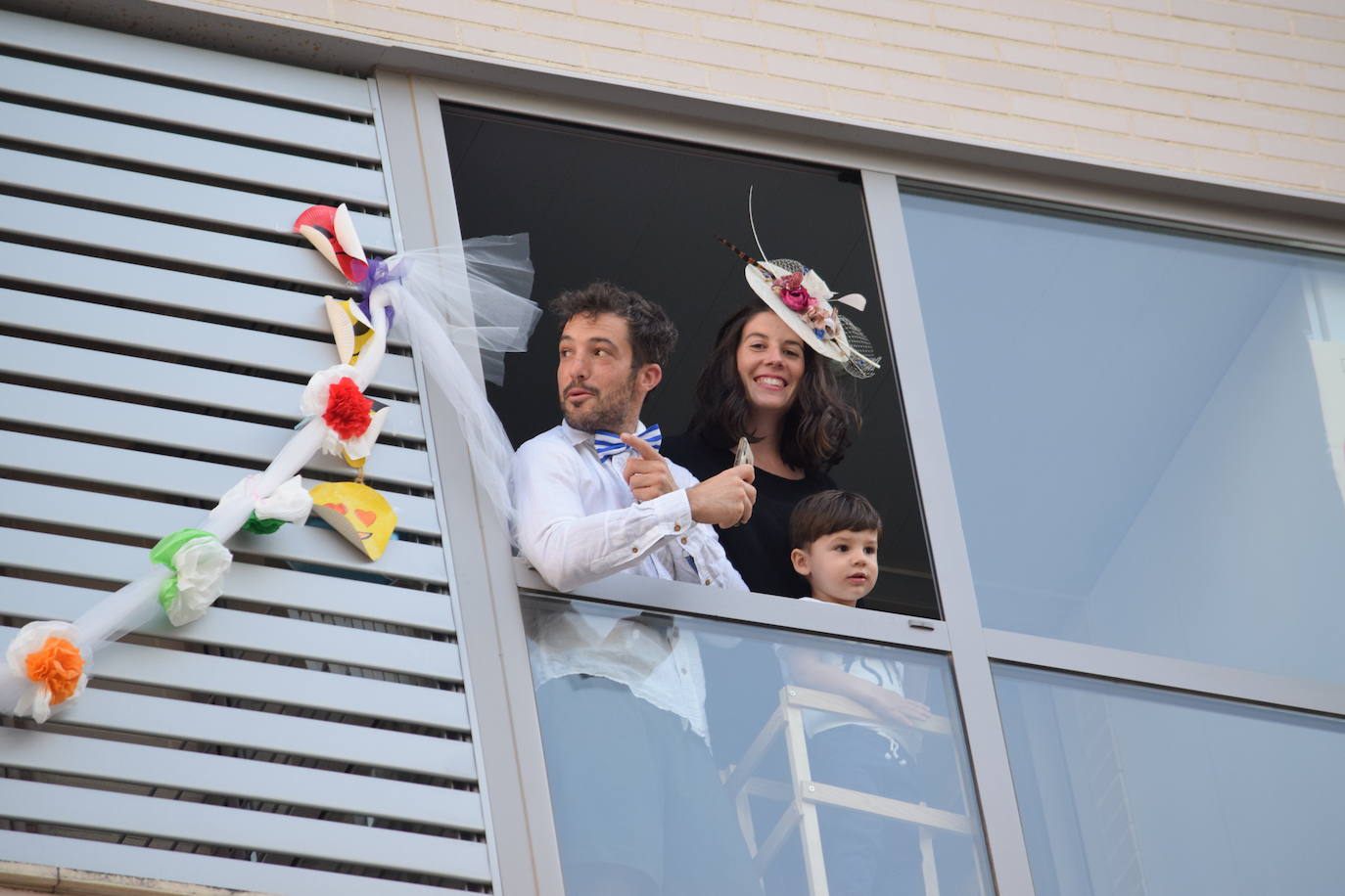 Los ciudadanos no faltan a su cita en los balcones, esta vez con un evento muy especial en urbanización electra