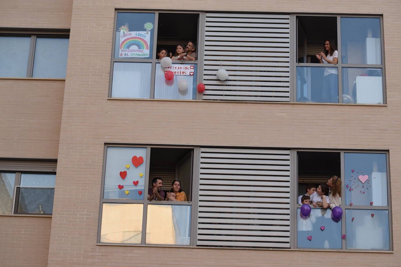 Los ciudadanos no faltan a su cita en los balcones, esta vez con un evento muy especial en urbanización electra