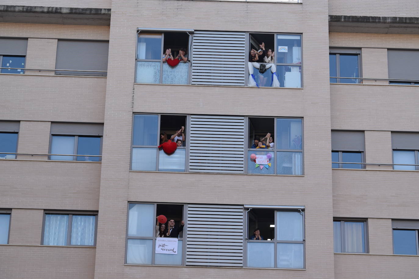 Los ciudadanos no faltan a su cita en los balcones, esta vez con un evento muy especial en urbanización electra