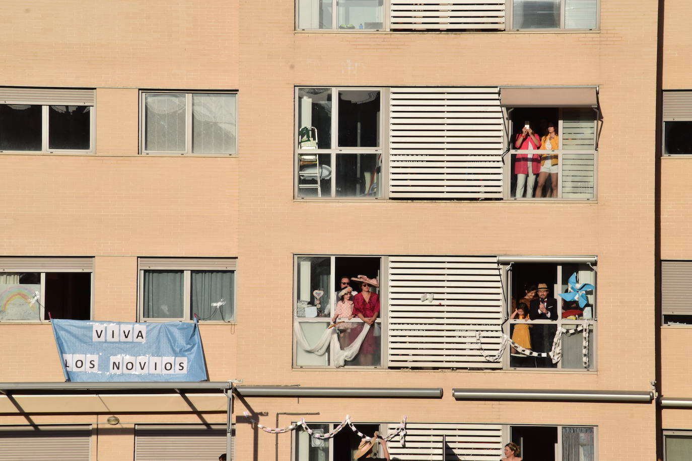 Los ciudadanos no faltan a su cita en los balcones, esta vez con un evento muy especial en urbanización electra