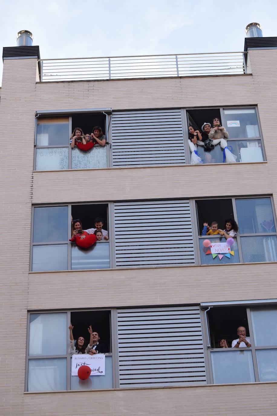 Los ciudadanos no faltan a su cita en los balcones, esta vez con un evento muy especial en urbanización electra