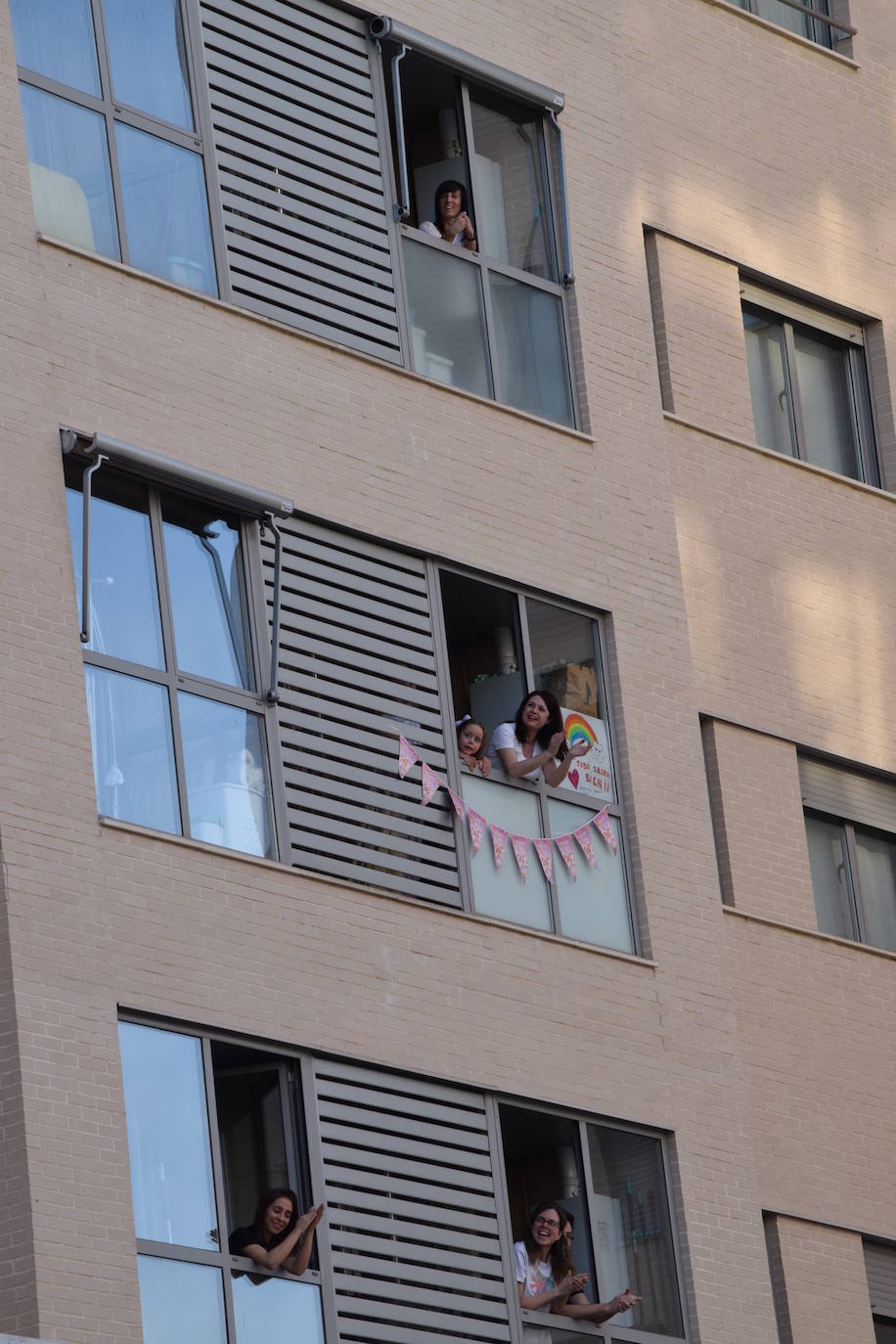 Los ciudadanos no faltan a su cita en los balcones, esta vez con un evento muy especial en urbanización electra