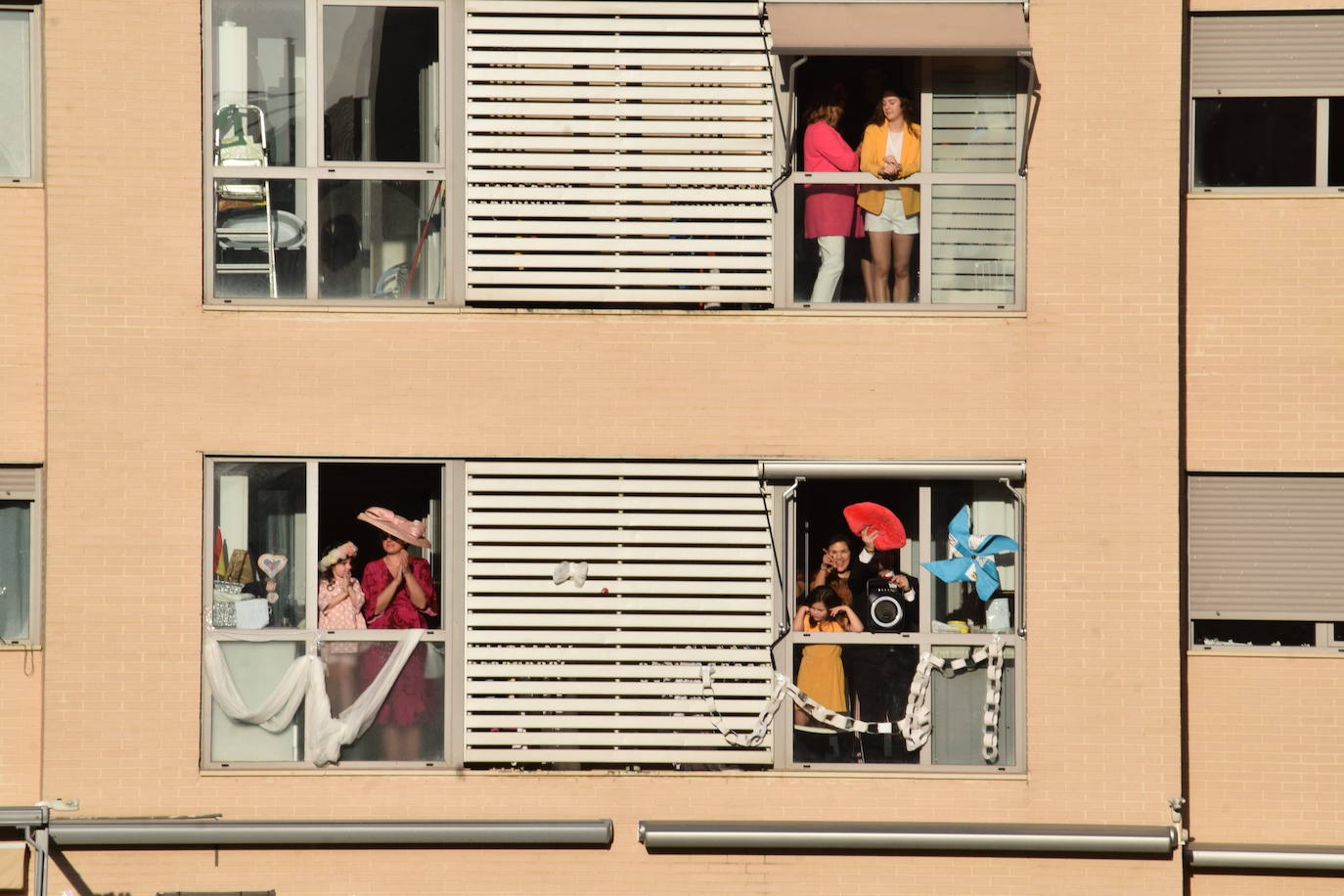 Los ciudadanos no faltan a su cita en los balcones, esta vez con un evento muy especial en urbanización electra