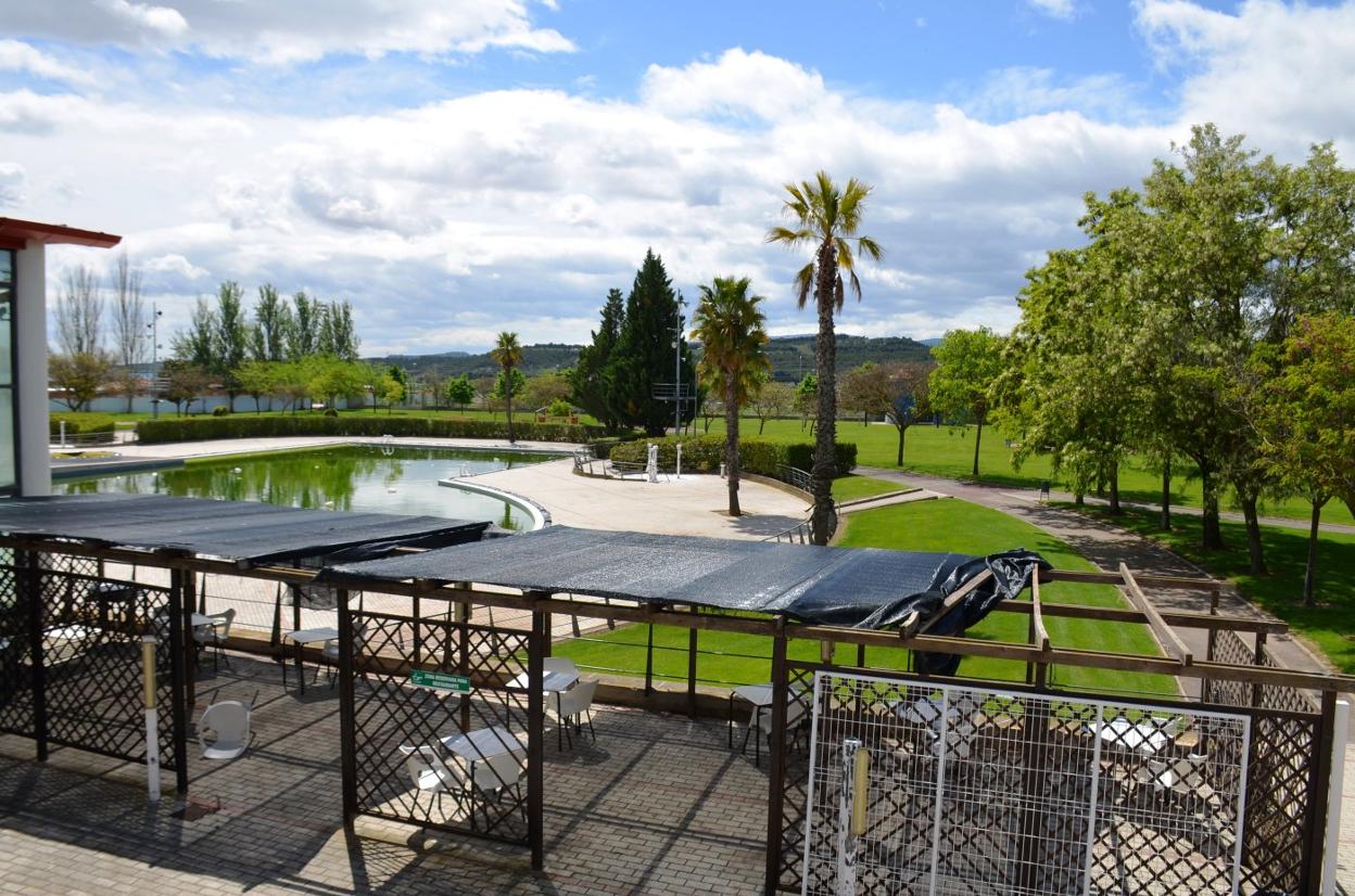 Piscinas de Calahorra, esta semana, donde se han realizado tareas de mantenimiento. 