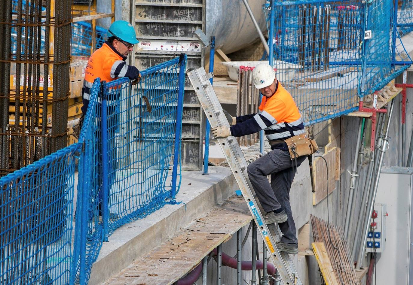 Trabajadores en obras de construcción de vivienda 