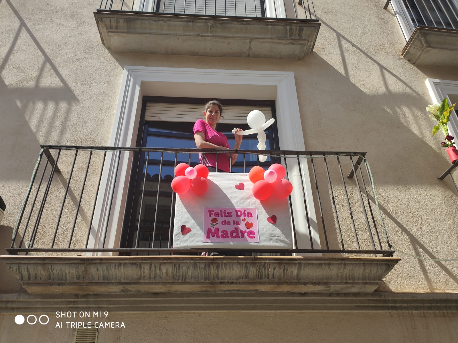 Como en anteriores festividades, los vecinos de la calle Mendoza y de la plaza Gurriero, en el corazón del casco antiguo alfareño, se unieron para celebrar desde sus balcones este domingo el Día de la Madre.