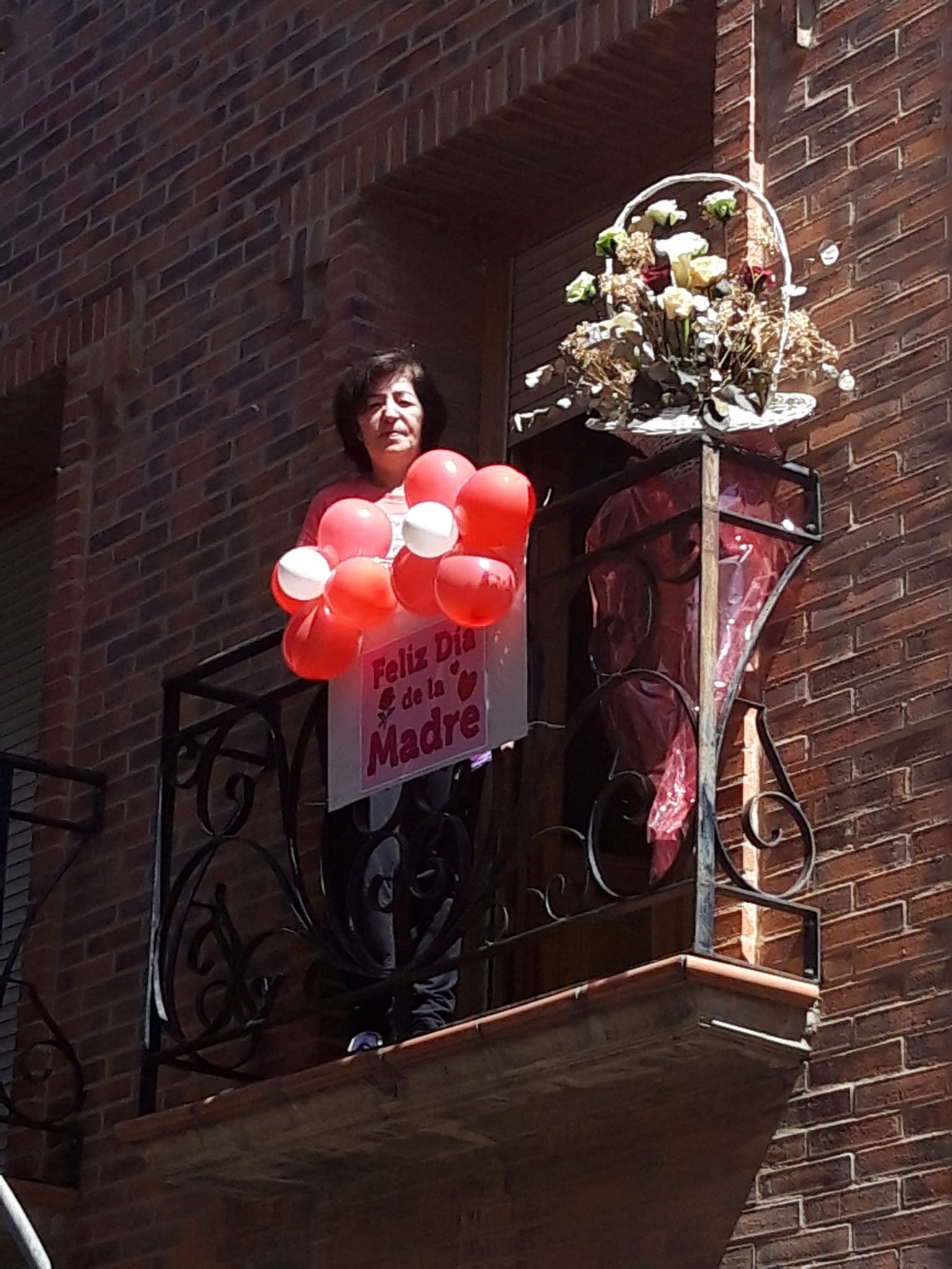 Como en anteriores festividades, los vecinos de la calle Mendoza y de la plaza Gurriero, en el corazón del casco antiguo alfareño, se unieron para celebrar desde sus balcones este domingo el Día de la Madre.