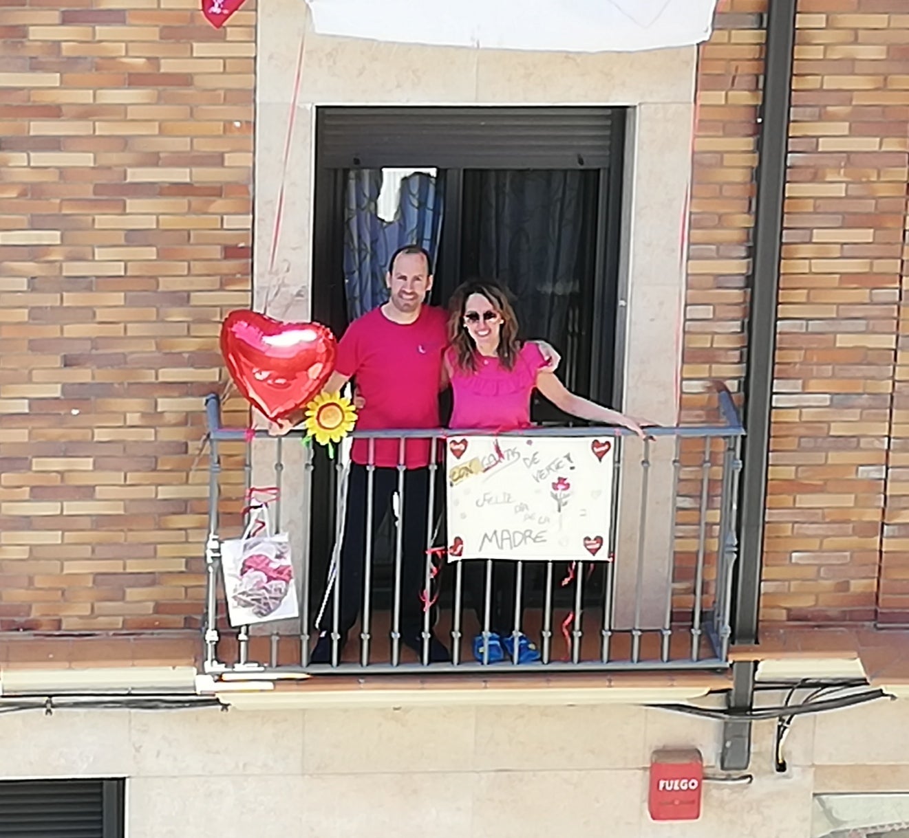 Como en anteriores festividades, los vecinos de la calle Mendoza y de la plaza Gurriero, en el corazón del casco antiguo alfareño, se unieron para celebrar desde sus balcones este domingo el Día de la Madre.