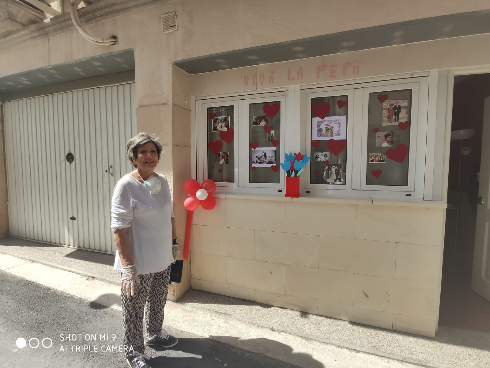 Como en anteriores festividades, los vecinos de la calle Mendoza y de la plaza Gurriero, en el corazón del casco antiguo alfareño, se unieron para celebrar desde sus balcones este domingo el Día de la Madre.