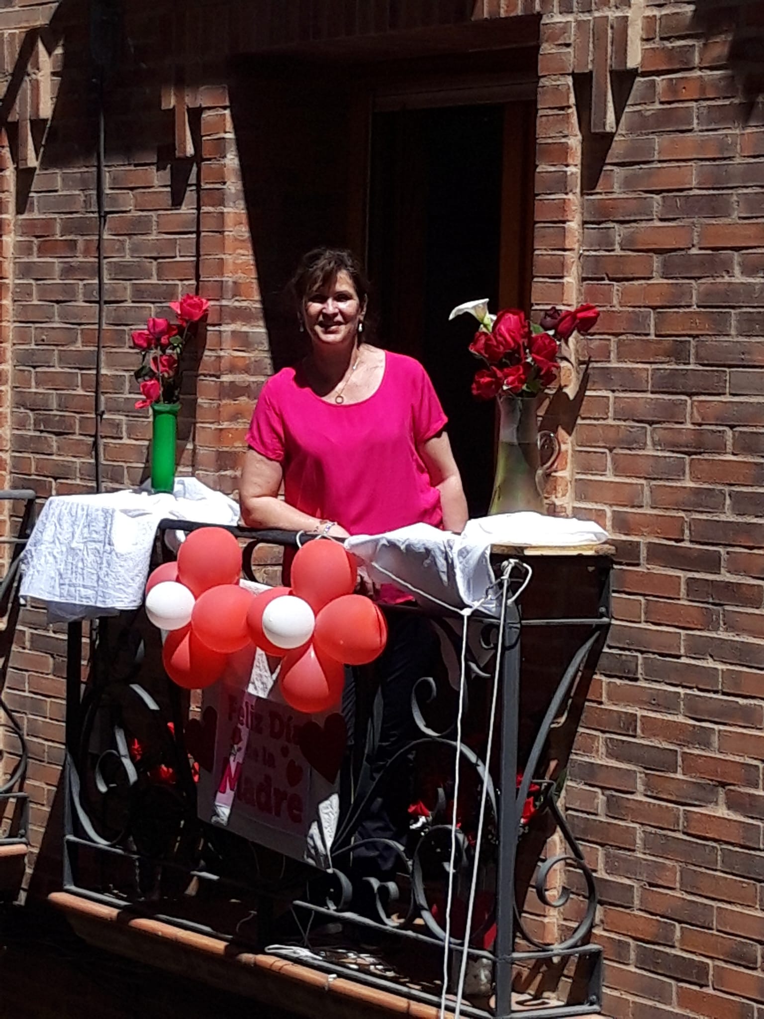 Como en anteriores festividades, los vecinos de la calle Mendoza y de la plaza Gurriero, en el corazón del casco antiguo alfareño, se unieron para celebrar desde sus balcones este domingo el Día de la Madre.