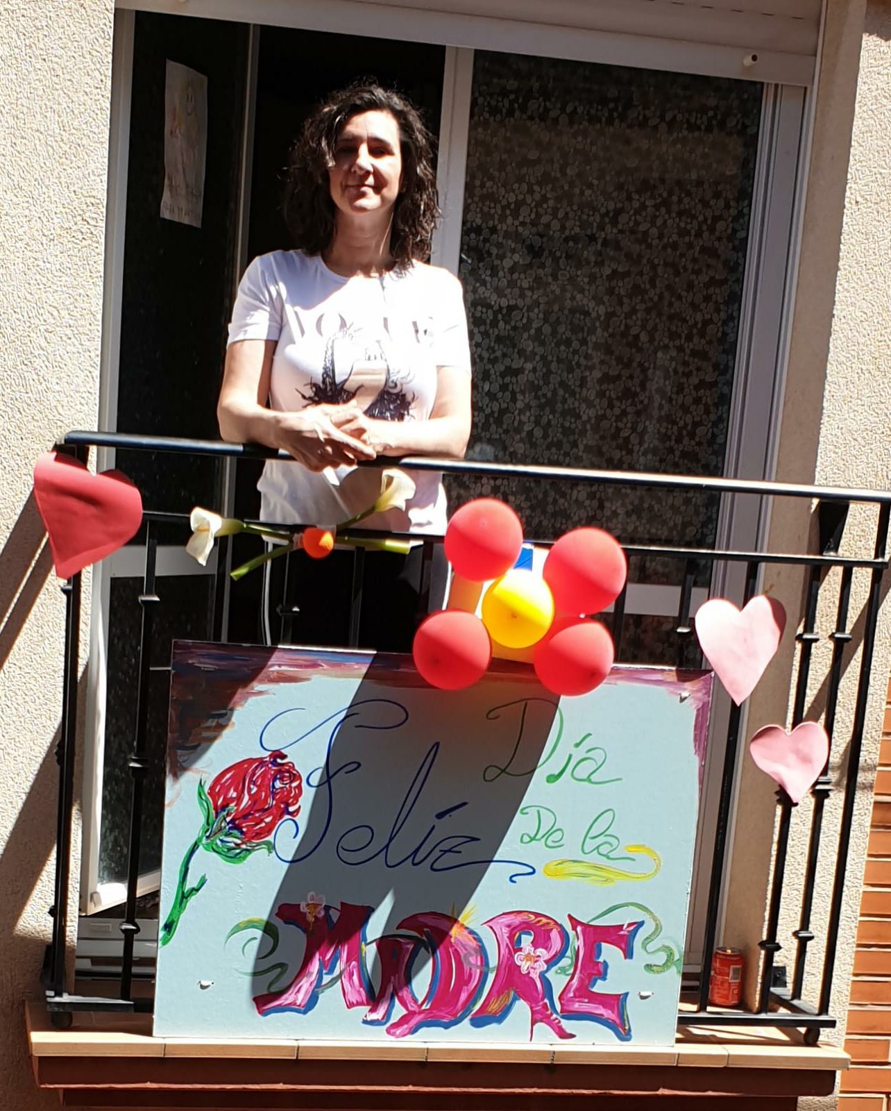 Como en anteriores festividades, los vecinos de la calle Mendoza y de la plaza Gurriero, en el corazón del casco antiguo alfareño, se unieron para celebrar desde sus balcones este domingo el Día de la Madre.