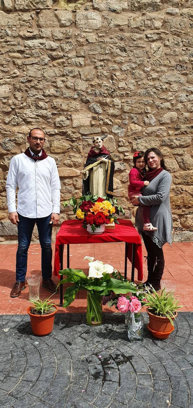 La semana pasada Rincón de Olivedo celebró San Pedro Mártir de Verona. El programa incluyó misa por Facebook, disfraces, gincana, ronda, almuerzo y 'pobre de mí' en los balcones.