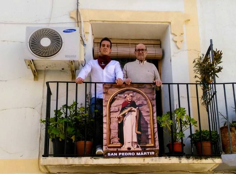 La semana pasada Rincón de Olivedo celebró San Pedro Mártir de Verona. El programa incluyó misa por Facebook, disfraces, gincana, ronda, almuerzo y 'pobre de mí' en los balcones.