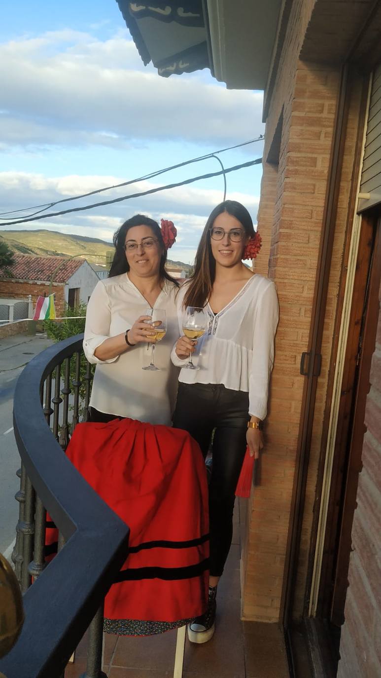 La semana pasada Rincón de Olivedo celebró San Pedro Mártir de Verona. El programa incluyó misa por Facebook, disfraces, gincana, ronda, almuerzo y 'pobre de mí' en los balcones.