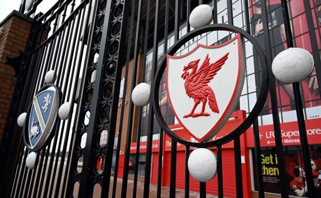 Emblema del Liverpool en una puerta de entrada a Anfield que permanece cerrada. 