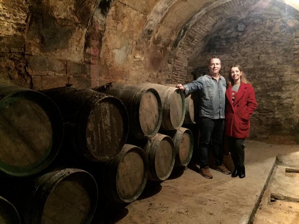 Iñaki Murillo Viteri y su sobrina Andrea Murillo, sexta generación de la familia de la Bodega Murillo Viteri, en el calado del siglo XVI. 
