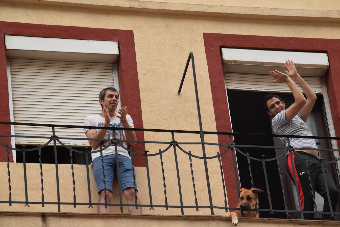 Vecinos de Logroño han vuelto a salir este jueves a sus ventanas y balcones.