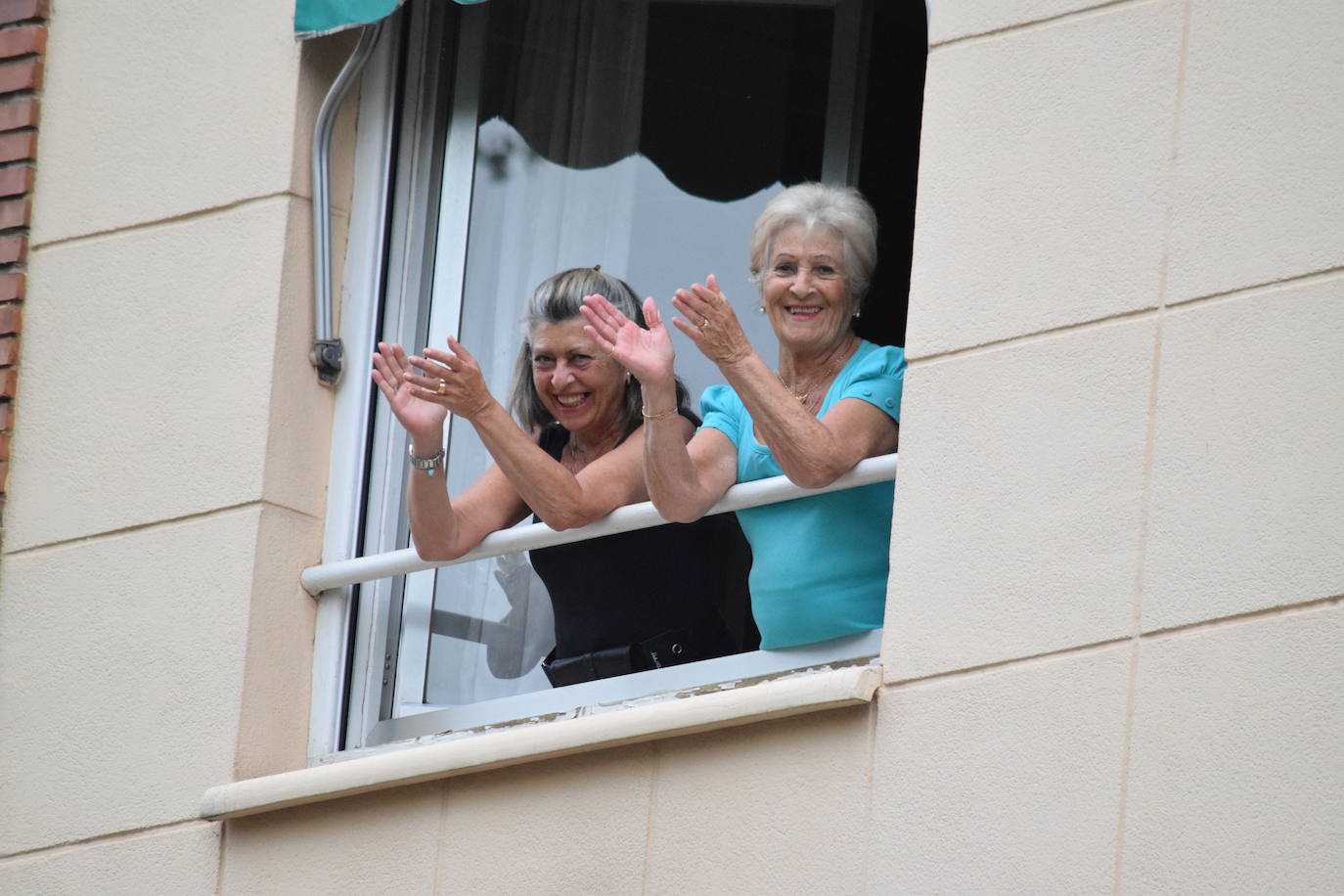 Vecinos de Logroño han vuelto a salir este jueves a sus ventanas y balcones.