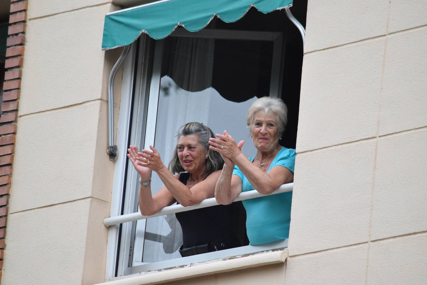 Vecinos de Logroño han vuelto a salir este jueves a sus ventanas y balcones.