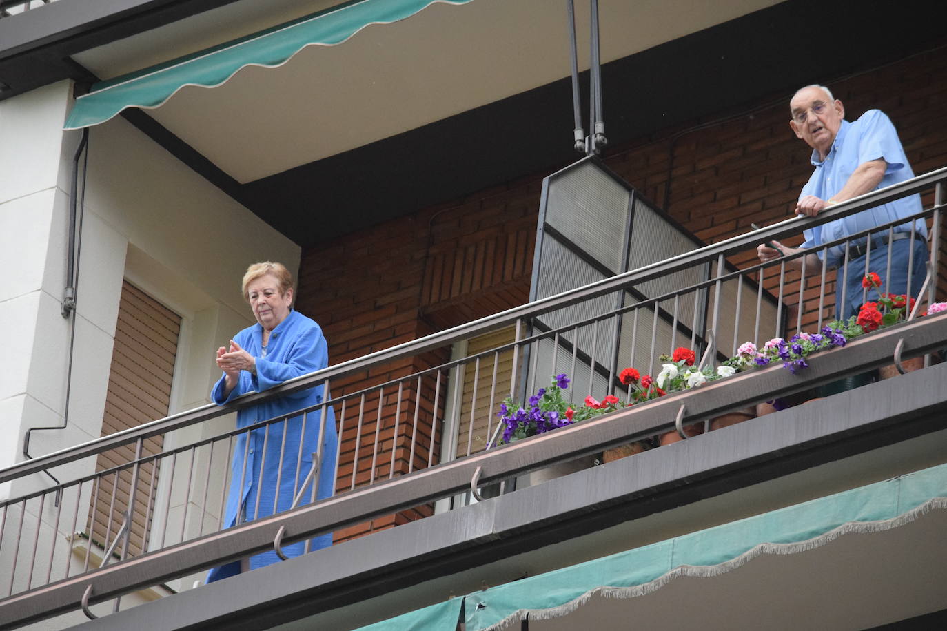 Vecinos de Logroño han vuelto a salir este jueves a sus ventanas y balcones.