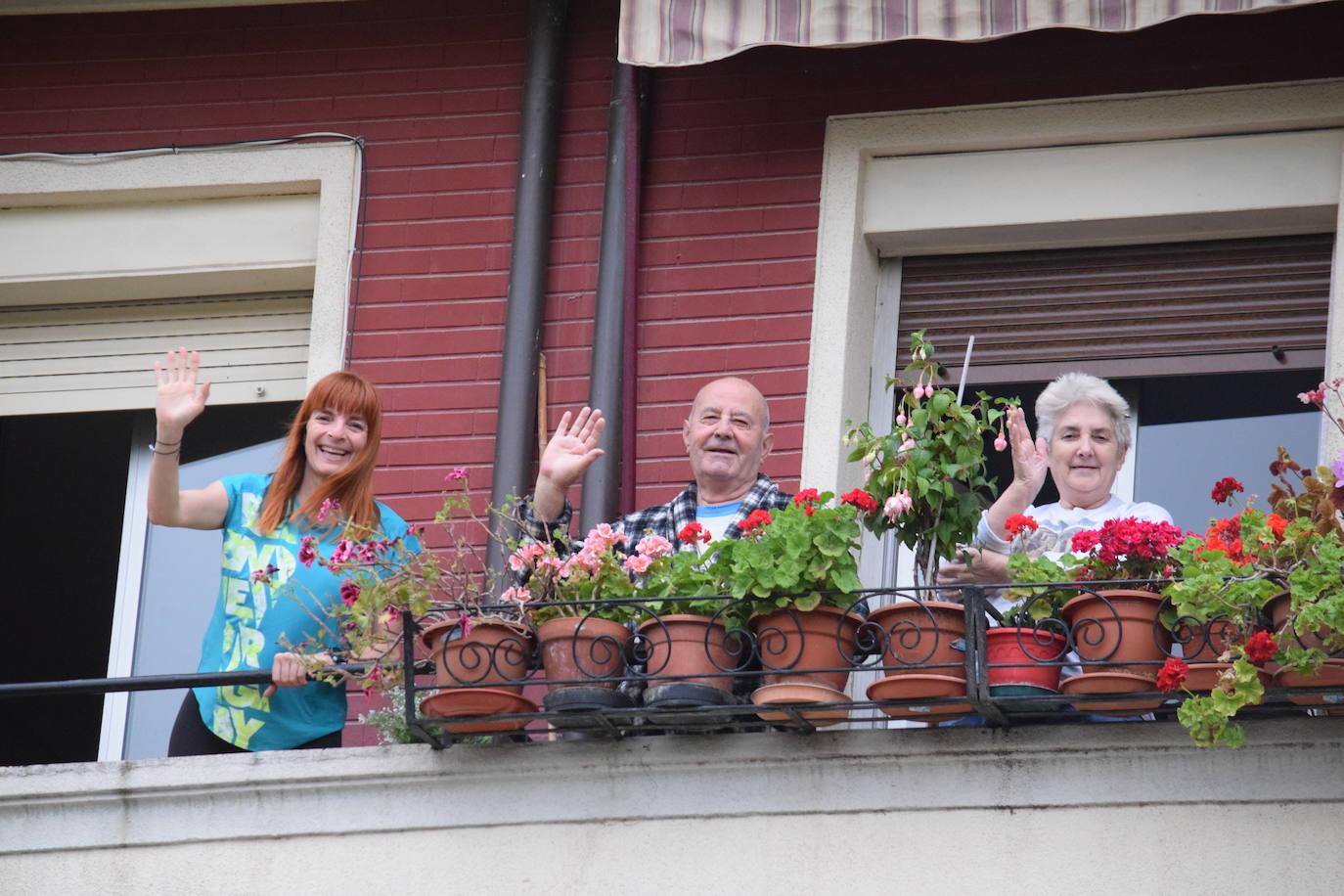 Vecinos de Logroño han vuelto a salir este jueves a sus ventanas y balcones.