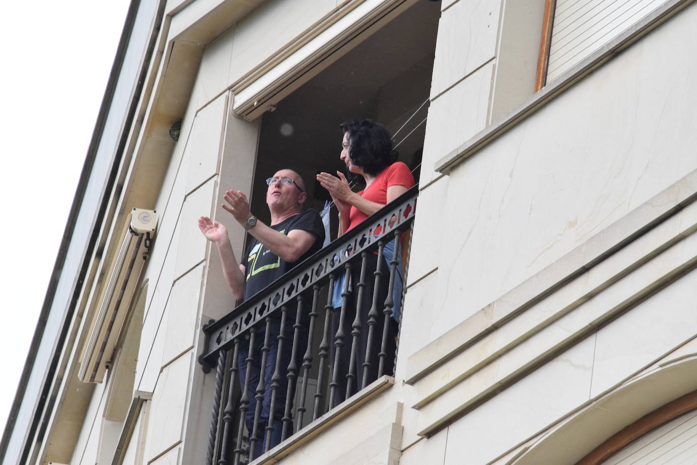 Vecinos de Logroño han vuelto a salir a sus ventanas y balcones a homenajear a los sanitarios