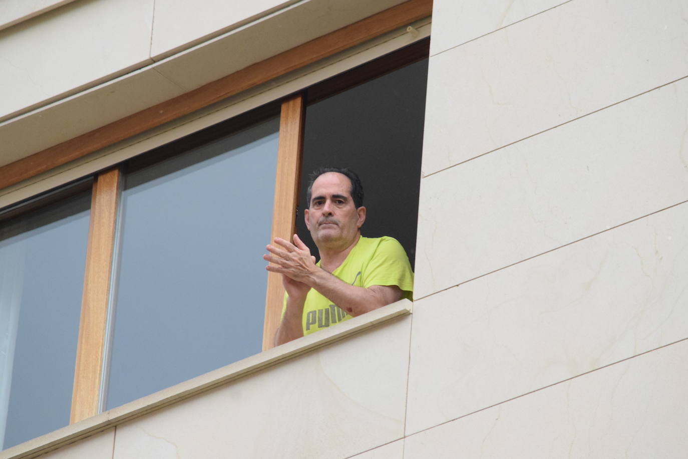 Vecinos de Logroño han vuelto a salir a sus ventanas y balcones a homenajear a los sanitarios