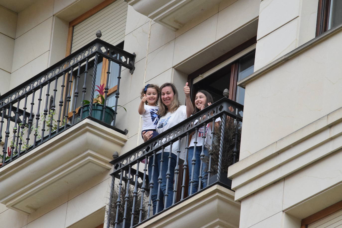 Vecinos de Logroño han vuelto a salir a sus ventanas y balcones a homenajear a los sanitarios