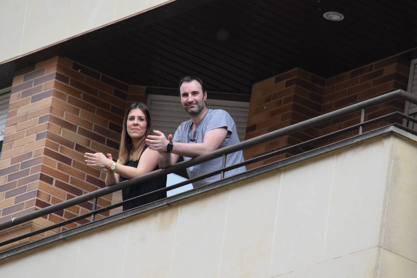 Vecinos de Logroño han vuelto a salir a sus ventanas y balcones a homenajear a los sanitarios