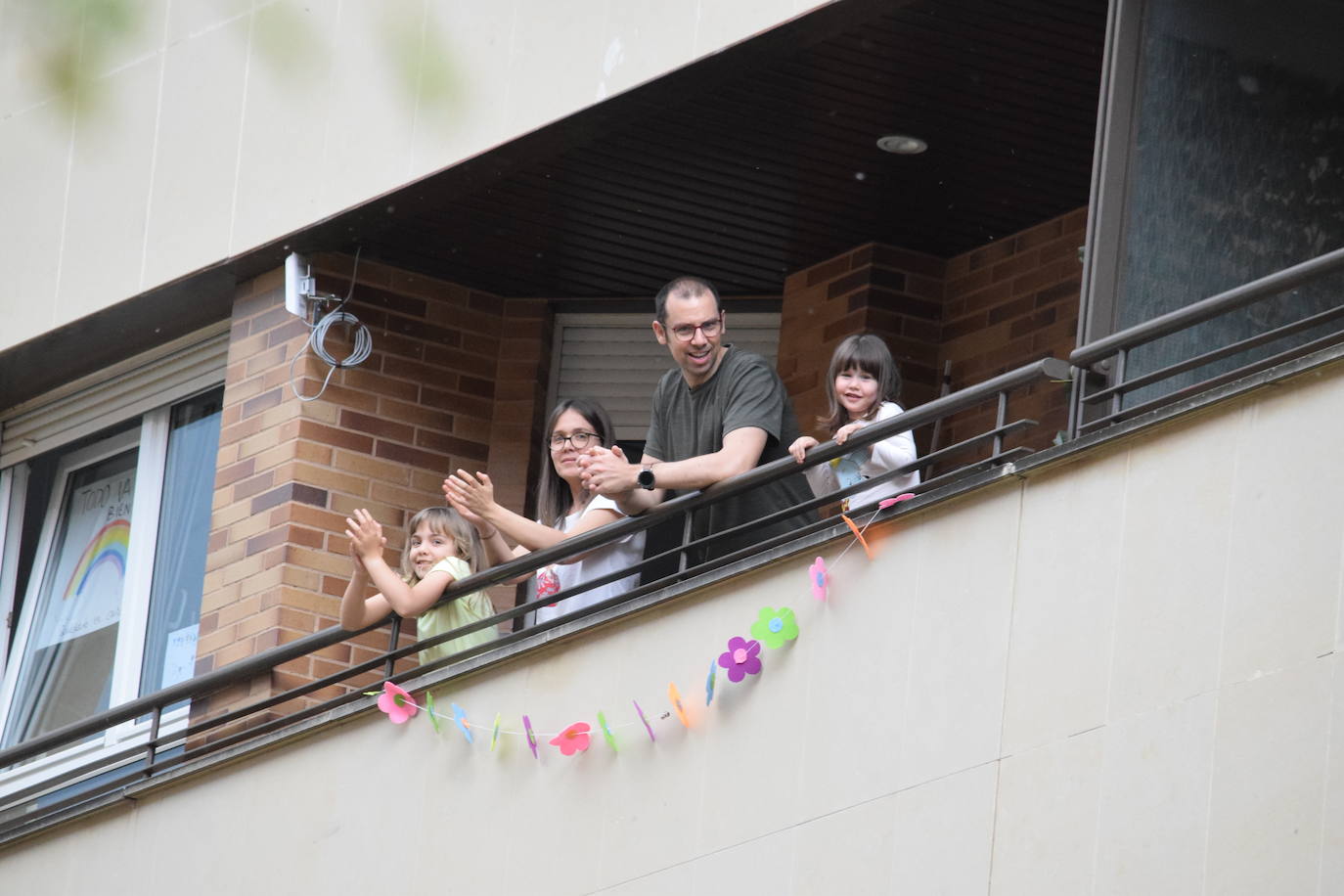 Vecinos de Logroño han vuelto a salir a sus ventanas y balcones a homenajear a los sanitarios