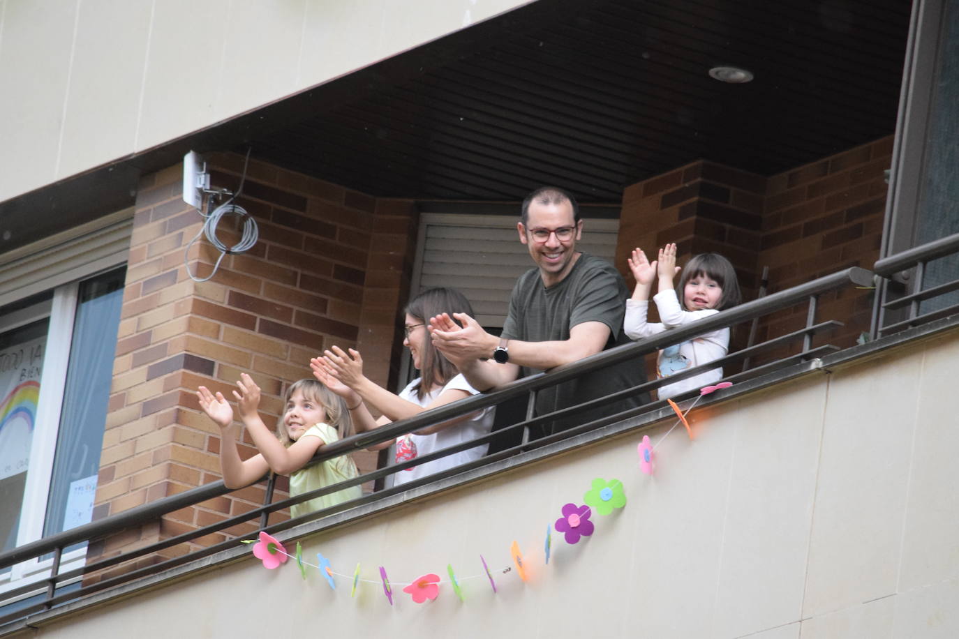 Vecinos de Logroño han vuelto a salir a sus ventanas y balcones a homenajear a los sanitarios