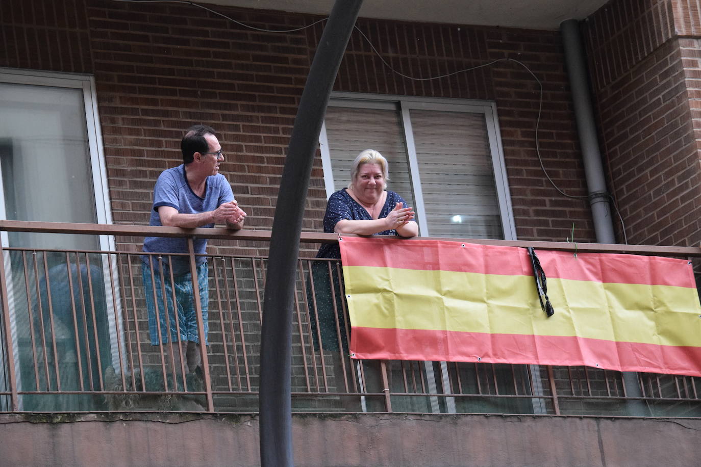 Vecinos de Logroño han vuelto a salir a sus ventanas y balcones a homenajear a los sanitarios