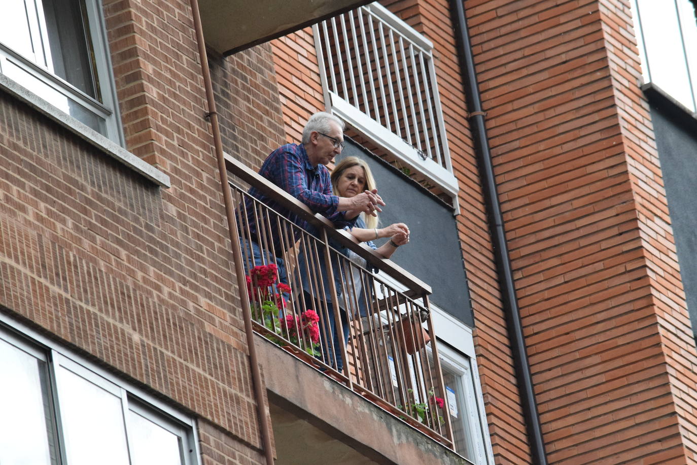 Vecinos de Logroño han vuelto a salir a sus ventanas y balcones a homenajear a los sanitarios