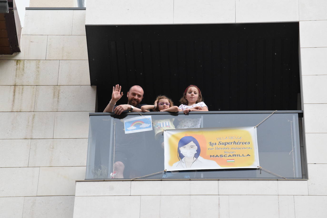 Vecinos de Logroño han vuelto a salir a sus ventanas y balcones a homenajear a los sanitarios