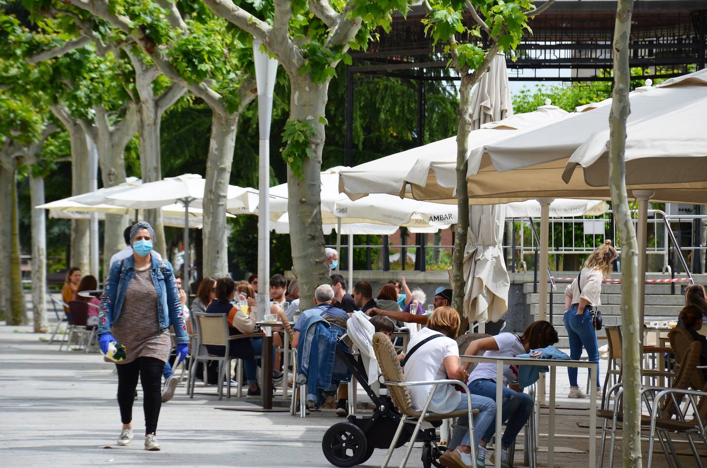 Apertura de terrazas y comercios de Calahorra. Las terrazas abiertas estaban todas ocupadas.