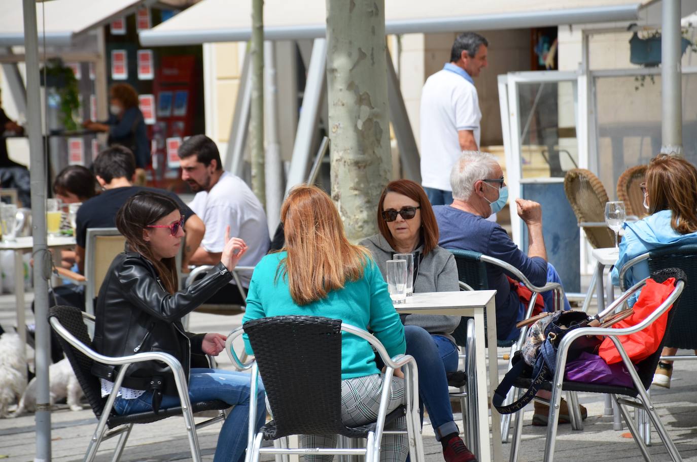 Apertura de terrazas y comercios de Calahorra. Las terrazas abiertas estaban todas ocupadas.