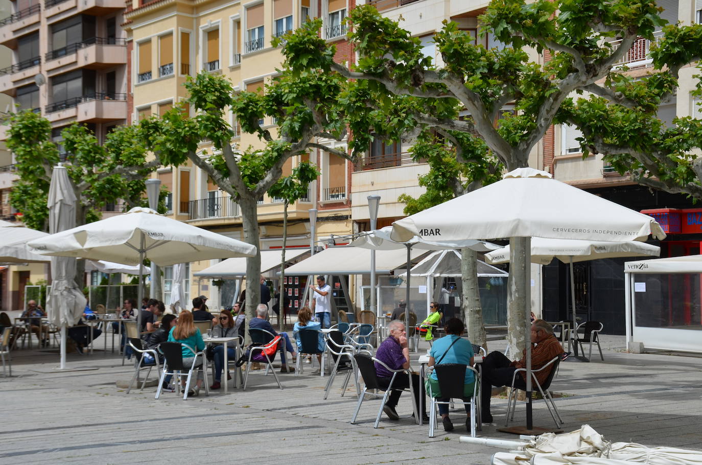 Apertura de terrazas y comercios de Calahorra. Las terrazas abiertas estaban todas ocupadas.