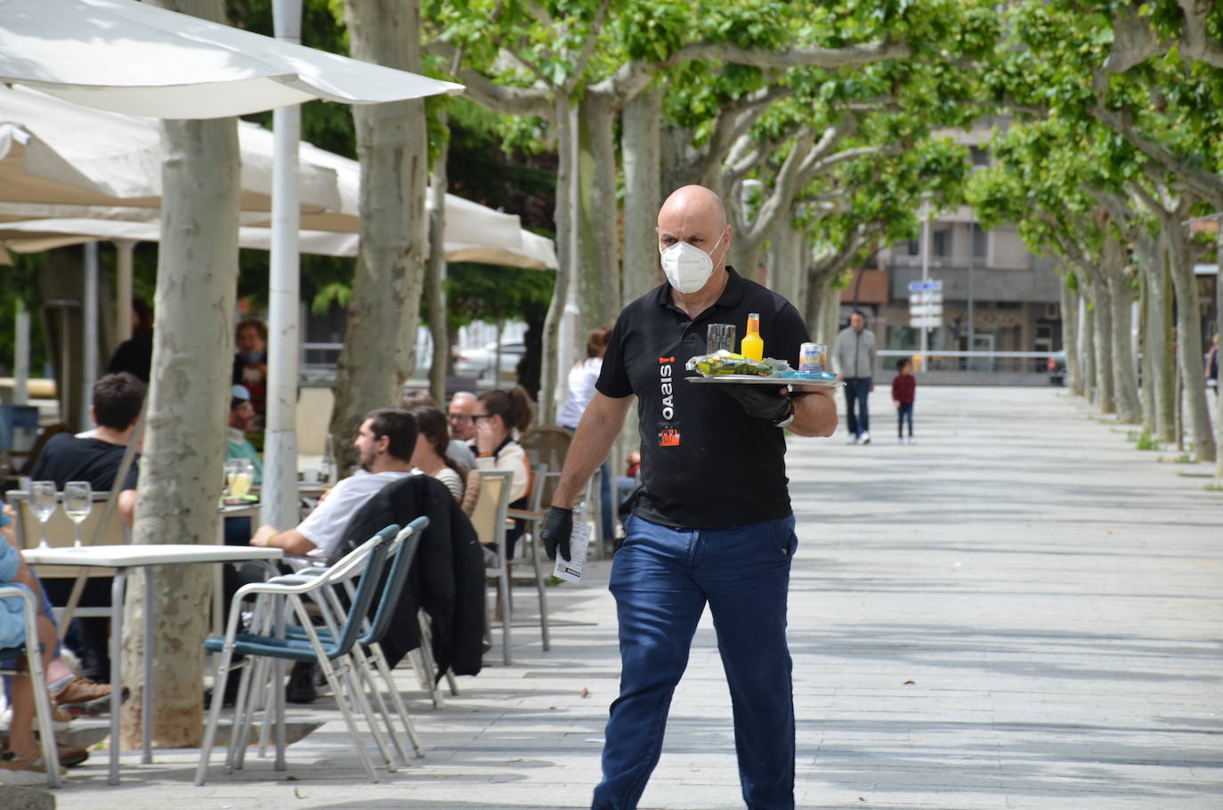 Apertura de terrazas y comercios de Calahorra. Las terrazas abiertas estaban todas ocupadas.