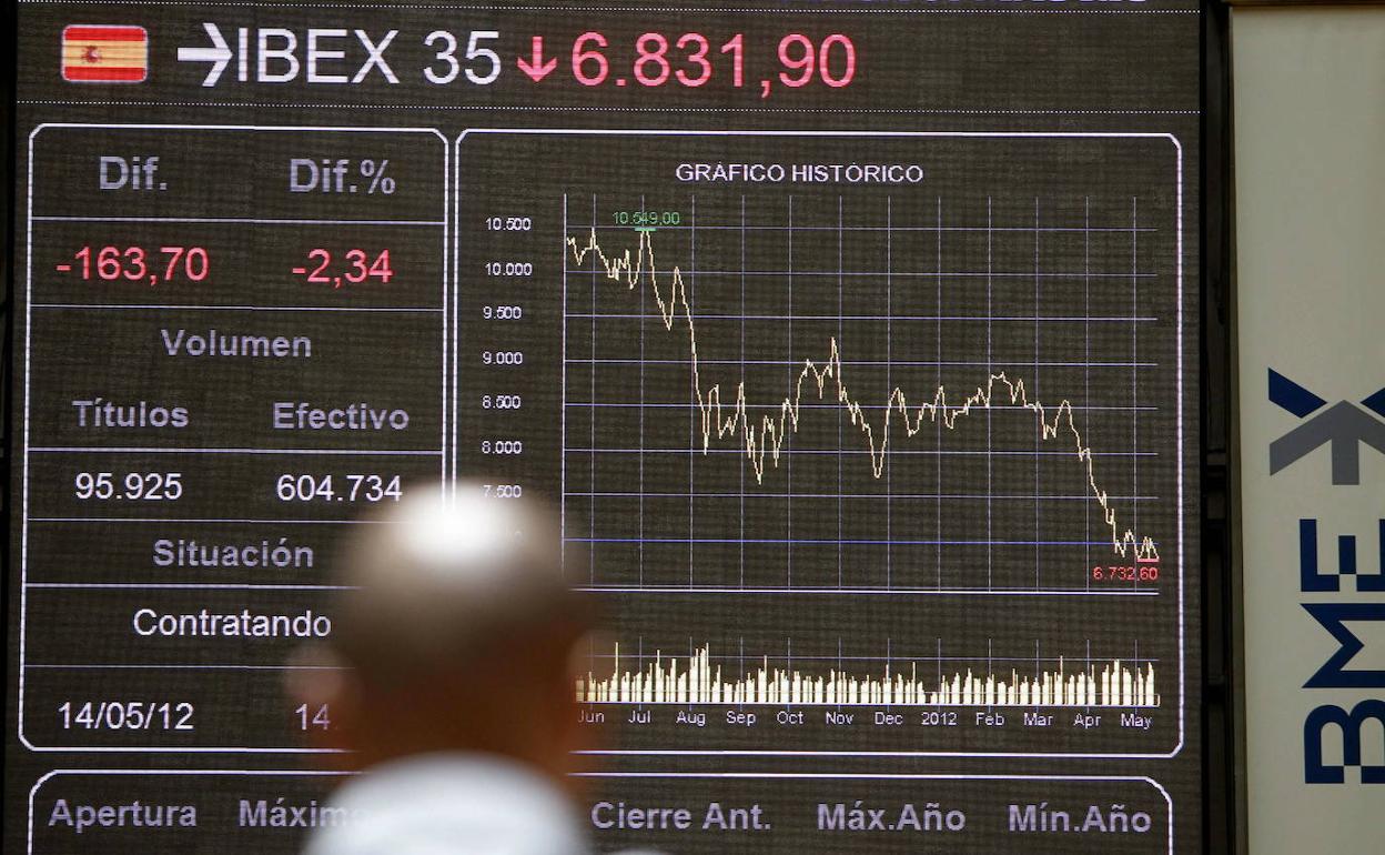 Inversor ante los paneles de la Bolsa de Madrid 