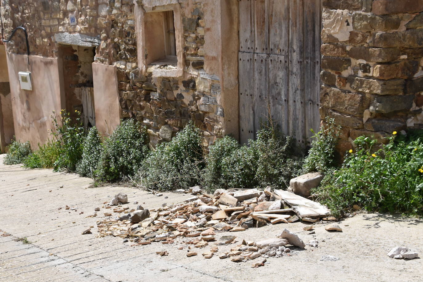 El estado de ruina de numerosos edificios en el casco urbano de Navajún es uno de los principales problemas del municipio. Las lluvias de esta primavera han empeorado la situación de varias viviendas y se han producido derrumbes en diversas calles del pueblo.